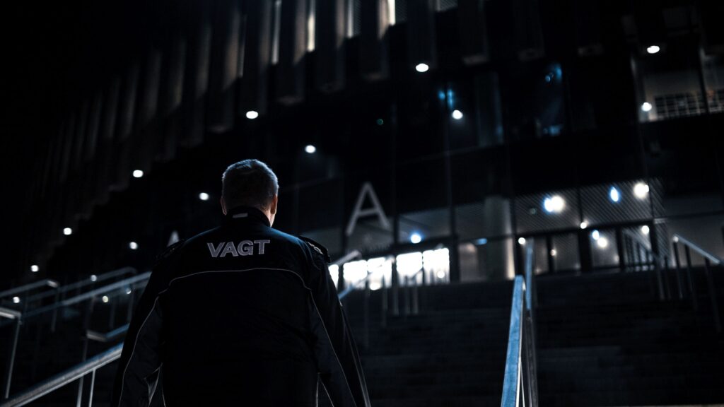 Vagt fra Dansk Vagt ved indgangen til en arena